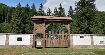 Temetőtakarítást tartottak az úzvölgyi sírkertben, levették a román zászlókat